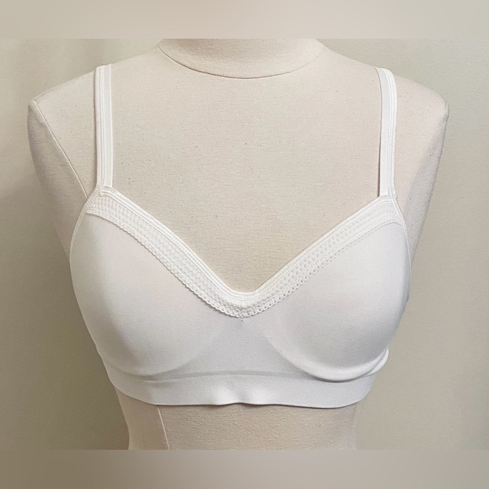 Hanes White Smooth Comfort Lace Trim Seamless Wireless Bra Size Small